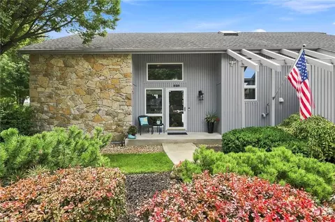 Exterior - 828 SW Lighthouse Pt, Lees Summit, MO 64082 photo 2 of 16