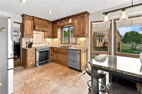 Kitchen - 828 SW Lighthouse Pt, Lees Summit, MO 64082 photo 1 of 7