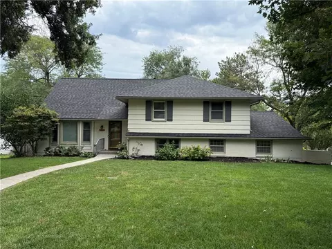 7419 Booth St, Prairie Village, KS 66208