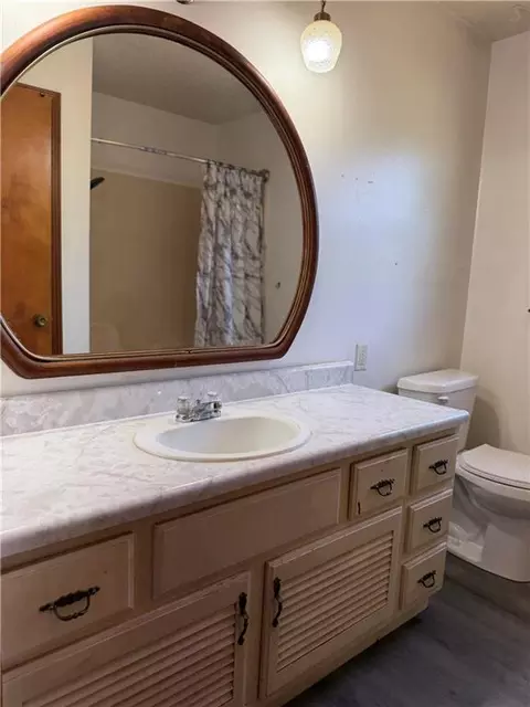 Bath - 916 E 8th St, Cherryvale, KS 67335 photo 2 of 3