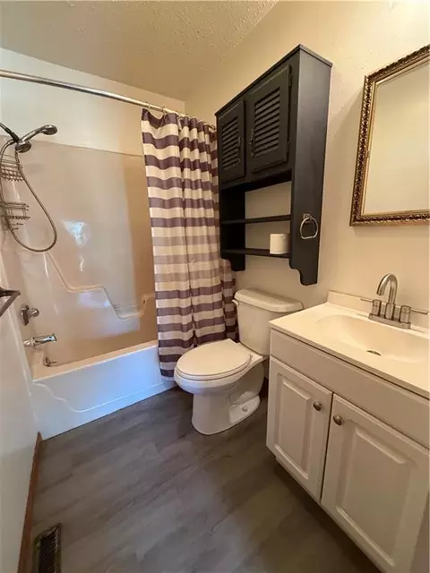 Bath - 916 E 8th St, Cherryvale, KS 67335 photo 3 of 3