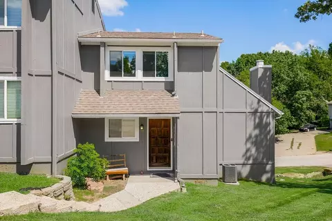 1028 NW 70th Ct, Kansas City, MO 64118