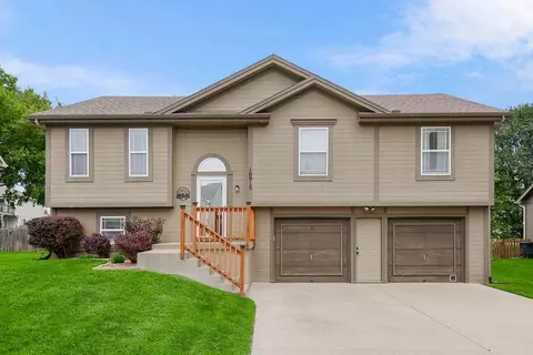 10915 N Skiles Ct, Kansas City, MO 64157