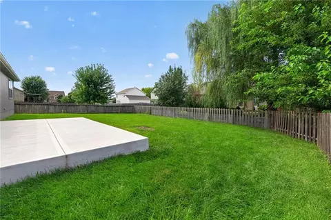 Exterior - 512 E Cheyenne St, Gardner, KS 66030 photo 3 of 4