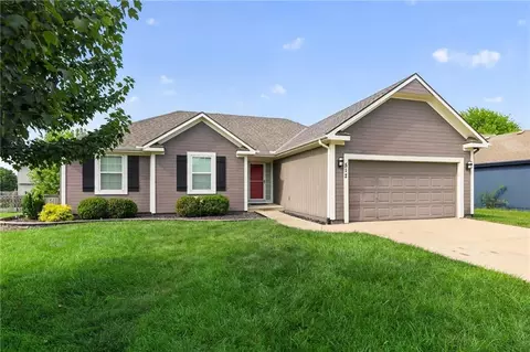 Exterior - 512 E Cheyenne St, Gardner, KS 66030 photo 2 of 4