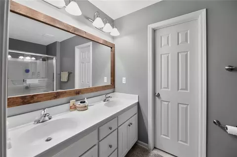 Bath - 512 E Cheyenne St, Gardner, KS 66030 photo 3 of 3