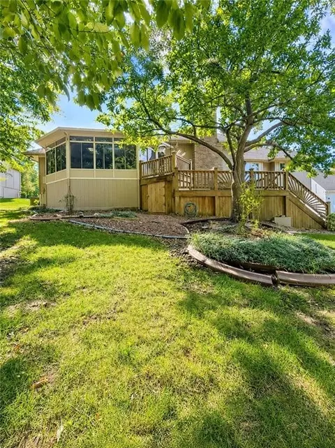 413 N Park Dr, Raymore, MO 64083 photo 2