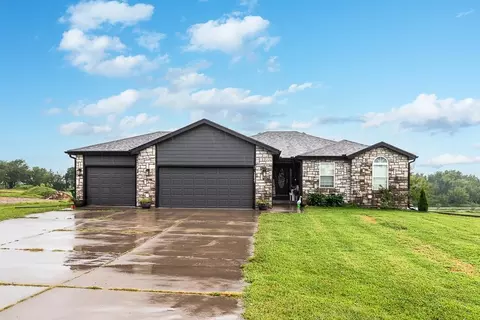 10037 Greenview Dr, Meriden, KS 66512