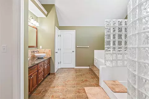 Bath - 4005 SW Boulder Dr, Lees Summit, MO 64082 photo 2 of 8