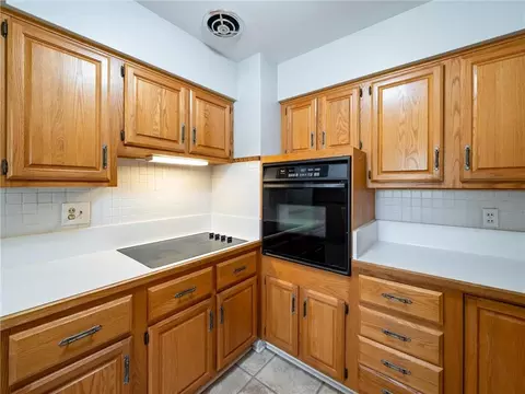 Kitchen - 2204 Strader Ter, Saint Joseph, MO 64503 photo 2 of 4
