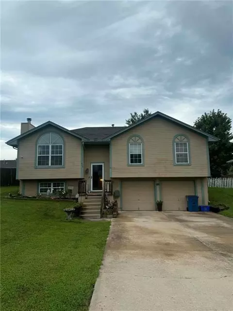 419 E Phillips St, Odessa, MO 64076