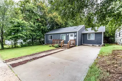 Exterior - 205 E Sparks St, Warrensburg, MO 64093 photo 2 of 8