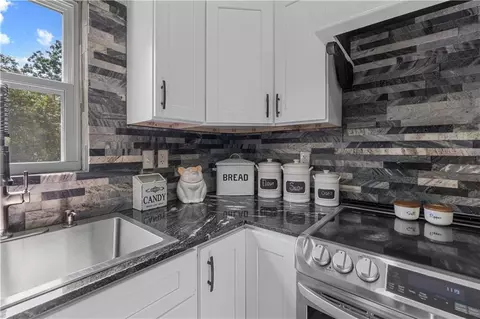 Kitchen - 22355 S 1525 Rd, Nevada, MO 64772 photo 5 of 6