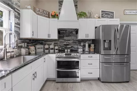 Kitchen - 22355 S 1525 Rd, Nevada, MO 64772 photo 4 of 6