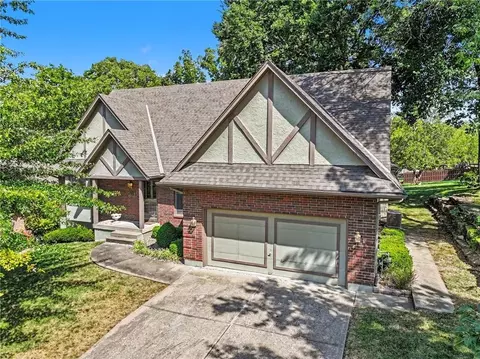 2414 Springcreek Ct, Blue Springs, MO 64015