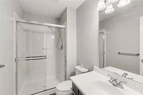 Bath - 226 N Sunset Ln, Raymore, MO 64083 photo 4 of 4