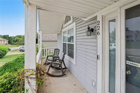 Exterior - 226 N Sunset Ln, Raymore, MO 64083 photo 3 of 6