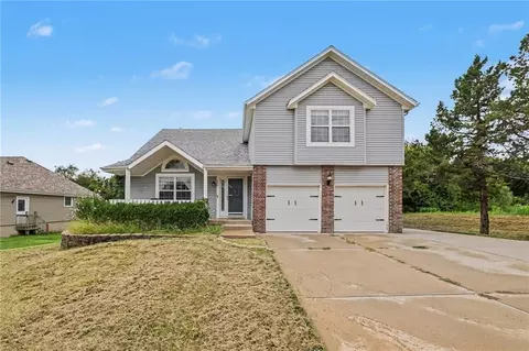 Exterior - 226 N Sunset Ln, Raymore, MO 64083 photo 2 of 6