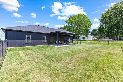 Exterior - 1301 W 4th St, Cameron, MO 64429 photo 6 of 9