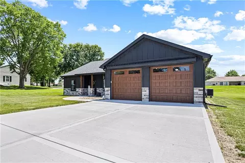 Exterior - 1301 W 4th St, Cameron, MO 64429 photo 2 of 9