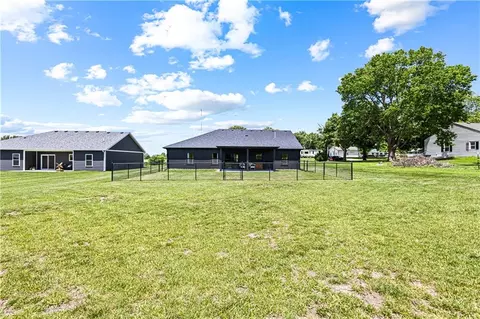 Exterior - 1301 W 4th St, Cameron, MO 64429 photo 5 of 9