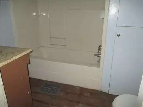 Bath - 664 S Odell Ave, Marshall, MO 65340 photo 1 of 3