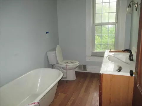 Bath - 664 S Odell Ave, Marshall, MO 65340 photo 2 of 3