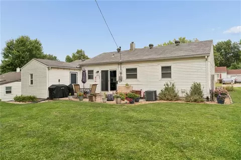 Exterior - 2403 59th St, Gladstone, MO 64118 photo 6 of 8