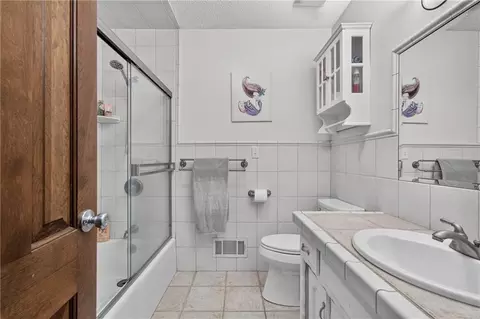 Bath - 3523 NE Stanton St, Lees Summit, MO 64064 photo 2 of 4