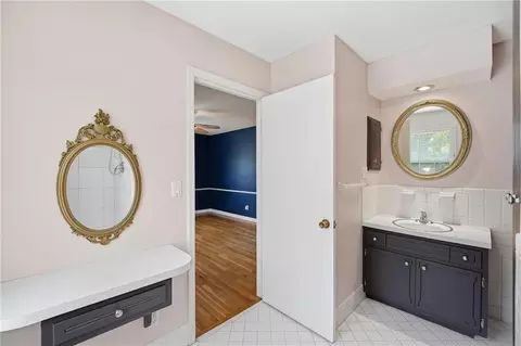 Bath - 1002 E Willow Dr, Olathe, KS 66061 photo 3 of 5