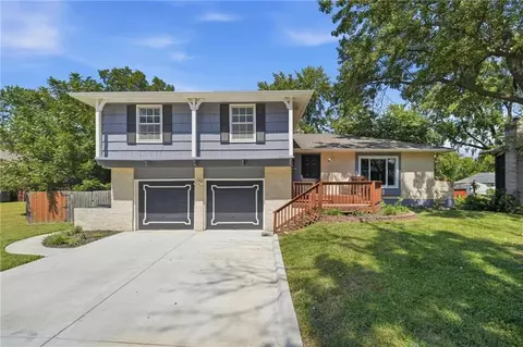 1002 E Willow Dr, Olathe, KS 66061