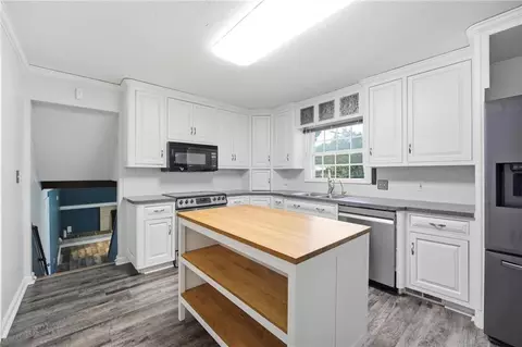 Kitchen - 1002 E Willow Dr, Olathe, KS 66061 photo 3 of 4