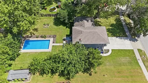 View/Area - 1002 E Willow Dr, Olathe, KS 66061 photo 1 of 6