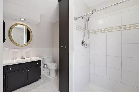Bath - 1002 E Willow Dr, Olathe, KS 66061 photo 4 of 5