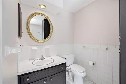 Bath - 1002 E Willow Dr, Olathe, KS 66061 photo 2 of 5