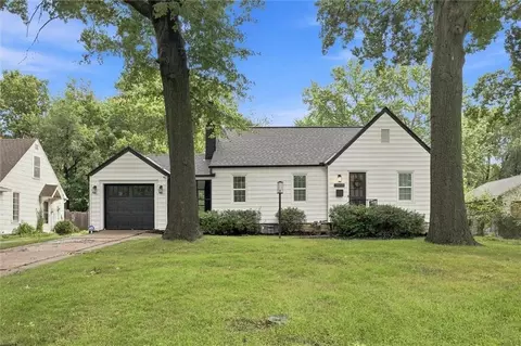 8439 Ward Parkway Plz, Kansas City, MO 64114