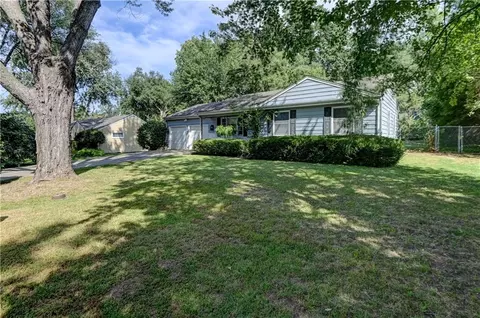 Exterior - 9704 E 81st St, Raytown, MO 64138 photo 4 of 10