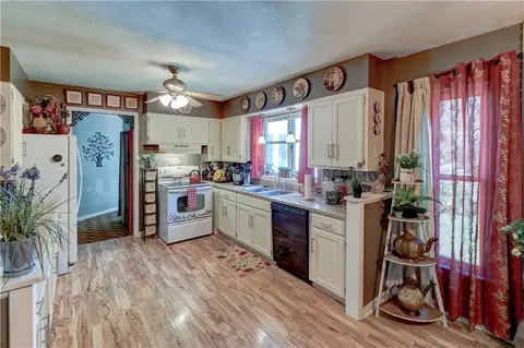 Kitchen - 9704 E 81st St, Raytown, MO 64138 photo 4 of 6