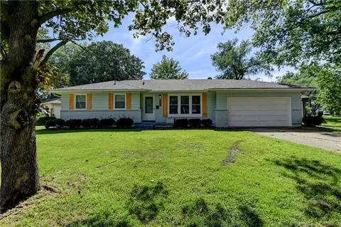 512 NW Lakeview Rd, Blue Springs, MO 64014