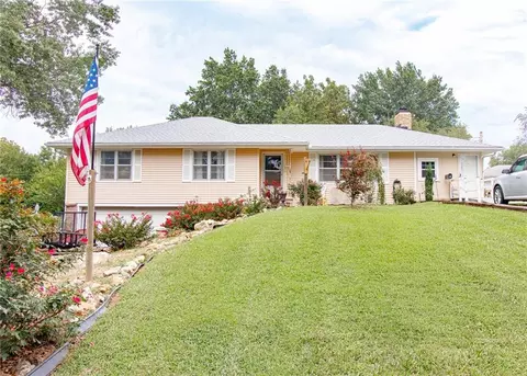204 W 16th St, Holden, MO 64040