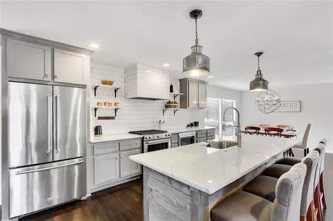 3315 W 98th St, Overland Park, KS 66206
