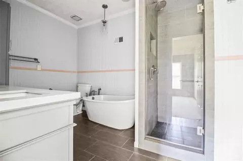 Bath - 3907 NE Clearbrook Dr, Lees Summit, MO 64064 photo 3 of 4