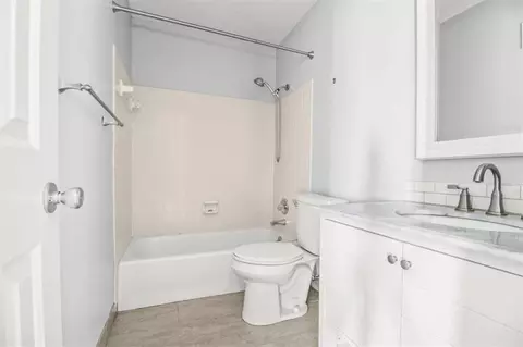 Bath - 3907 NE Clearbrook Dr, Lees Summit, MO 64064 photo 4 of 4
