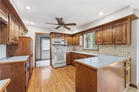 Kitchen - 1633 NE Thames Dr, Lees Summit, MO 64086 photo 2 of 4