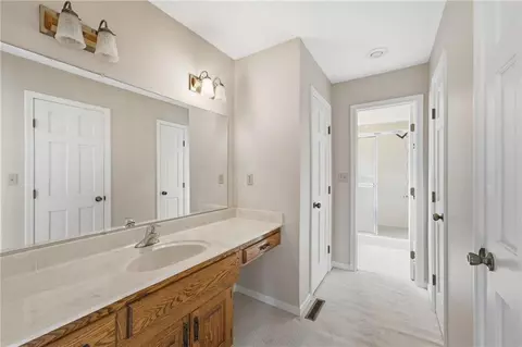 Bath - 1633 NE Thames Dr, Lees Summit, MO 64086 photo 1 of 2