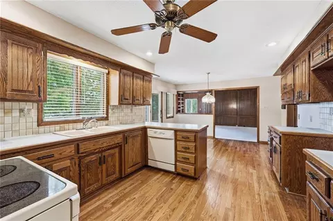 Kitchen - 1633 NE Thames Dr, Lees Summit, MO 64086 photo 4 of 4