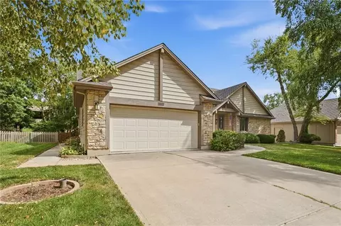 Exterior - 1633 NE Thames Dr, Lees Summit, MO 64086 photo 2 of 11