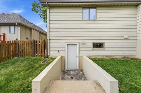 Exterior - 1633 NE Thames Dr, Lees Summit, MO 64086 photo 7 of 11