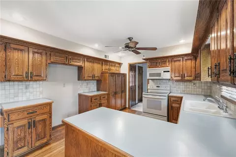 Kitchen - 1633 NE Thames Dr, Lees Summit, MO 64086 photo 3 of 4