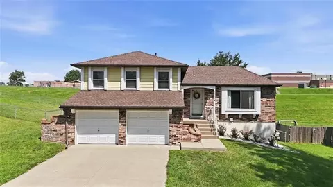 4913 NW Downing St, Blue Springs, MO 64015